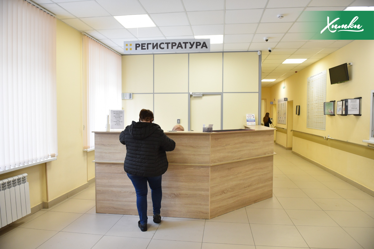 кассирша в магазине одежды. администратор химки. униформа для администраторов. администратор химки. девушка на ресепшн.