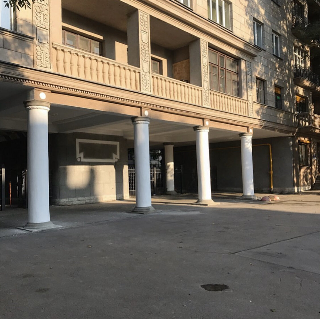 Арка, выходящая на Лесной пр 