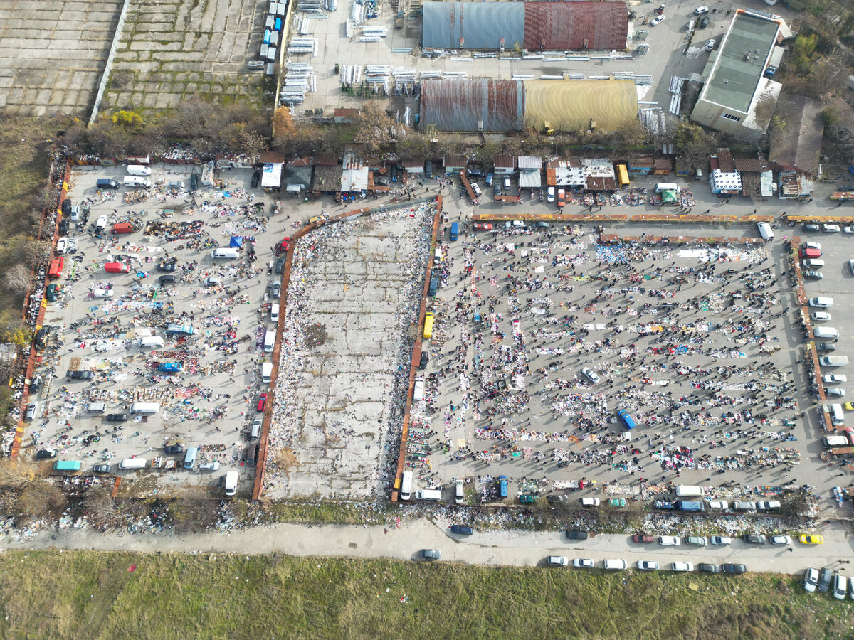 Вот так это место выглядит с высоты - всё кажется прилично: машины, люди, товары, но...