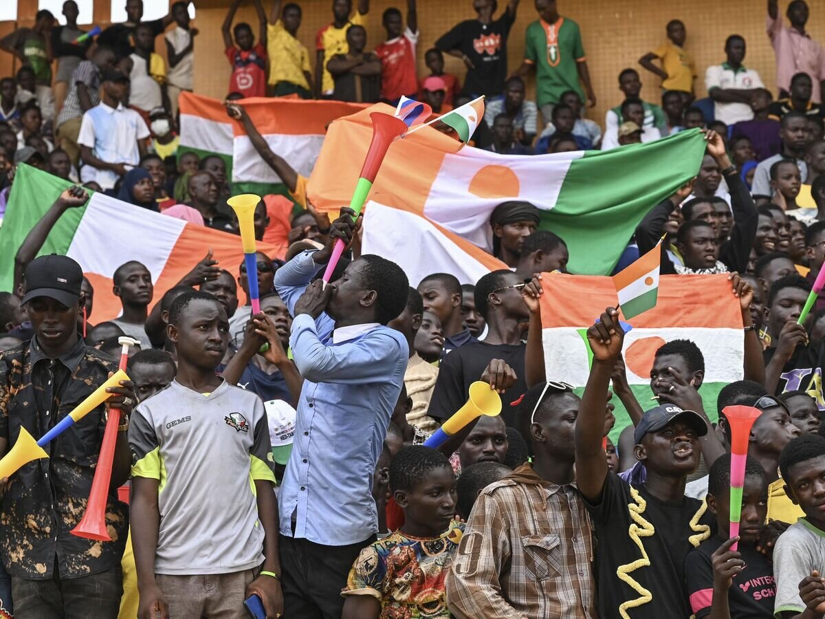    Сторонники "Национального совета по защите отечества" во время демонстрации в Ниамее© AFP 2023 / -