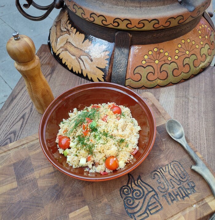 Выложить готовый кускус в тарелку. Использовать, как самостоятельное постное или вегетарианское блюдо или, как гарнир к мясу, птице, рыбе.