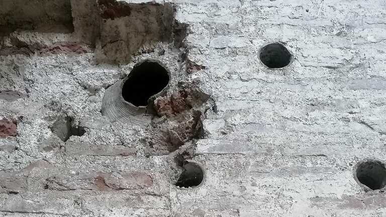 Голосники крупным планом, в центре видно не только горлышко но и бока кувшина.