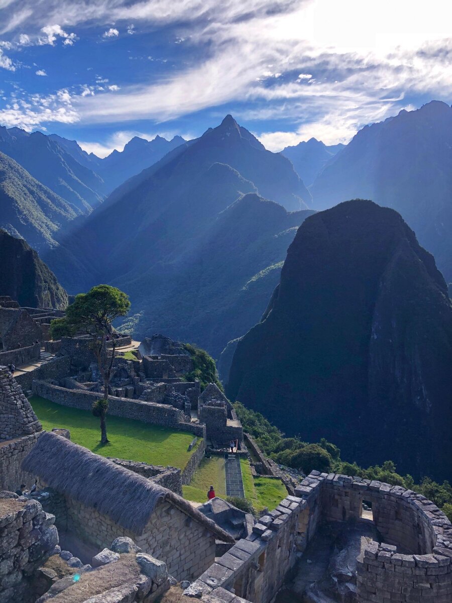 Построенный Пачакутеком в качестве императорской резиденции, а также с целью увековечить своё имя в истории, Мачу-Пикчу был третьим среди подобных резиденций-святилищ. По своим скромным размерам Мачу-Пикчу не может претендовать на роль крупного города — в нём видны остатки не более 200 сооружений. В основном это храмы, резиденции, склады, и другие помещения для общественных нужд. Большей частью они сложены из хорошо обработанного камня, плотно пригнанных друг к другу плит. Полагают, что в нём и вокруг него проживало до 1200 человек, которые поклонялись там богу Солнца Инти, возделывали новые земли и возводили города на террасах.

Более чем на 400 лет этот город был забыт и пребывал в запустении. Его обнаружил американский исследователь из Йельского университета, профессор Хайрам Бингем 24 июля 1911 года, после того как лётчики увидели его с самолёта. Когда он добрался сюда в сопровождении выделенного правительством отряда охраны и местного мальчика-проводника, он обнаружил живущих там крестьян. Крестьяне рассказали ему, что жили там «свободными, без нежелательных визитёров, чиновников, вербующих в армию „добровольцев“ или сборщиков налогов». Кроме того, здесь прежде уже побывали любители достопримечательностей, оставившие свои начертанные углём имена на гранитных стенах.

Мачу-Пикчу имеет очень чёткую структуру. На юго-востоке угадывается комплекс дворцовых построек. Камни, из которых они сложены, обработаны настолько тщательно, что можно с уверенностью сказать: их строили не те мастера, которые сложили остальные постройки[источник не указан 3473 дня]. Вероятно, их использовали как жилища сановников и вельмож.

Полигональная кладка производит впечатление на специалистов своей точностью подгонки гранитных блоков.

Полигональная кладка



В западной части возвышается главный храм с алтарём для жертвоприношений. Напротив него жилой квартал, плотно застроенный двухэтажными домиками. Между ними, как в лабиринте, вьются узкие улочки и лестницы, часто приводящие в тупик или на нависающую над пропастью террасу.

Испанские конкистадоры так и не добрались до Мачу-Пикчу. Этот город не был разрушен. Неизвестно ни время его постройки, ни цель его строительства, ни число жителей, ни даже его настоящее название.

Американские исследователи Ричард Бюргер и Люси Салазар из Йельского университета, опираясь на материалы испанской хроники XVI века, выдвинули предположение, что это была зимняя резиденция Пачакутека. В летний период, во время сезона дождей, в городе, по всей вероятности, оставалось не больше 200 человек. Позже, после крушения империи инков, город утратил своё значение, и жители покинули его навсегда.

В юго-восточной оконечности Мачу-Пикчу каменщики возвели две внушительные конструкции, которые Бингем считал работой «мастеров-художников», — полукруглую башню и примыкающее к ней строение.

Сходство этой башни с закруглённой секцией храма Солнца в Куско заставило его дать своей находке такое же название. Комплекс, состоящий из самой башни и прилегающих к ней строений, позже названный перуанцами за сходство со средневековой крепостью Эль-Торреон («бастион»), служил, как предполагается[1], одновременно и небольшим укреплением, и святилищем. Башня была возведена вокруг нетронутого куска естественной скалы, который был отёсан и превращён в алтарь. Под башней находится грот. Бингем предполагал, что в нём находятся мумии правителей инков, но учёные считают, что он, скорее, служил помещением для каких-то ритуальных действий, тем более, что неподалёку был обнаружен священный инкский крест — чакана.

После раскопок и приведения его в порядок этот комплекс показывает нам всю свою красоту и точность архитектуры, которой он отличался ещё четыре столетия назад. Лестница перед Домом принцессы ведёт к башне, откуда трапециевидное окно позволяет бросить взгляд на красивую долину, раскинувшуюся внизу. Это окно, вероятно, использовалось жрецами для наблюдения за перемещением солнца во время зимнего солнцестояния.

Священная площадь была, как считают, религиозным центром Мачу-Пикчу. На северном конце расчищенной площадки стояло трёхстенное здание из белого гранита, «из блоков циклопических размеров, выше человеческого роста».

Примыкающее к западной стене храма небольшое закрытое помещение, называемое «Украшенной комнатой», является ярким свидетельством великолепного мастерства инкских каменщиков: два громадных блока её фундамента с вырезанными 32 вершинами в трёх измерениях, плотно прилегают к соседним глыбам. В восточной части площади расположен «Храм трёх окон». Эти три окна, имеющие форму трапеции, выходящие на восток, имеют по бокам «слепые окна» таких же размеров, которые могли служить нишами. Если верить местной исторической хронике, первый правитель инков приказал построить храм на том месте, где он родился, в Тамбо-токо, причём в нём должно было быть три окна, символизирующих собой пещеры, «дом его предков по отцовской линии, от которых он ведёт своё происхождение». Бингем считал, что здесь как раз и находится это место. Однако это предположение противоречило достоверным свидетельствам о том, что архитектурный стиль Мачу-Пикчу относится к позднему инкскому периоду.


Террасы Мачу-Пикчу
От Священной площади по гранитному склону с террасами, по длинной лестнице можно с большим трудом добраться до вершины скалы; там лежит большой, вырубленный многоугольный камень «интиуатана», или «место, где привязано солнце» (в художественном переводе «инти» означает «солнце»; «уата» — «привязывать»). Бингем предполагал, что здесь инки символически «привязывали» солнце, чтобы оно не убегало от них во время зимнего солнцестояния. «Те жрецы, — писал он, — которые могли двадцать первого или двадцать второго июня остановить движение солнца и „привязать“ его к каменному столбу в одном из храмов, пользовались у инков особым уважением и почитанием».

Этот впечатляющий камень, вырубленный в скале, мог быть и солнечной обсерваторией, где жрецы определяли лучшее время для начала сева или сбора урожая, следя за исчезновением теней от солнца во время осеннего и весеннего равноденствия. По таким случаям жрецы засыпали камень ворохами цветов и трав, в частности, во время «инти райми» — в июне и декабре устраивались великолепные праздники Солнца. Жители Мачу-Пикчу, по-видимому, собирались возле «интиуатаны», где в течение нескольких дней проводили религиозные обряды с изваяниями божеств, распевали исполненные музыкальной гармонии гимны и молились.


Постройки в Мачу-Пикчу.
Дорога из Мачу-Пикчу в Куско — прекрасный образец искусства инкских строителей. Даже в сезон дождей дорога в прекрасном состоянии. Вся Империя была охвачена широкой сетью коммуникаций, протяжённостью примерно в 40 000 км. Дороги в государстве инков имели, прежде всего, стратегическое значение — по ним должны были проходить войска. Кроме того, они способствовали культурному обмену между всеми областями государства. Благодаря дорогам люди учились друг у друга искусству керамики, ткачества, обработки металлов, архитектуры и строительства.

Инки не знали колеса, и горные дороги чаще всего были ступенчатыми. Те, что проходили по океанскому побережью, специально огораживались с двух сторон глинобитными стенами, защищавшими от солнца, ветра и песчаных заносов. Если на пути встречалась болотистая низина, делали насыпь. Через реки строили каменные и перекидывали подвесные канатные мосты, которые у инков считались священными объектами — того, кто повредит мост, ожидала смерть.

Чтобы возвести город в столь неудобном для строительства месте, требовалось невероятное мастерство. По мнению инженера-строителя Кеннета Райта и археолога Альфредо Валенсии Сегарры, более половины усилий, затраченных на постройку, ушло на подготовку участка, дренаж и работы по закладке фундамента. Массивные подпорные стены и ступенчатые террасы более 500 лет держат город, не давая дождям и оползням снести его со скального карниза.

Наследники андских культур и по сей день считают Мачу-Пикчу символом их связи с великой цивилизацией прошлого, частью истории, которую завоеватели не смогли стереть из памяти.


Современное состояние
Править
Узнать больше
В разделе не хватает ссылок на источники (см. рекомендации по поиску).

Плато Мачу-Пикчу и серпантин к нему
Мачу-Пикчу, особенно после получения статуса Всемирного Наследия ЮНЕСКО, стал центром массового туризма. В 2011 году было принято решение ограничить количество посетителей. По новым правилам только 2500 туристов в день могут посетить Мачу-Пикчу, из них не более 400 человек могут подняться на гору Уайна-Пикчу, являющуюся частью археологического комплекса. С целью сохранности памятника ЮНЕСКО требует сократить количество туристов в день до 800. Мачу-Пикчу находится в труднодоступном регионе. Для поддержки туризма были построена железная дорога до соседнего города Агуас-Кальентес из Куско через Ольянтайтамбо, от Ольянтайтамбо ходит более десяти поездов в день. От железнодорожной станции Агуас-Кальентес до Мачу-Пикчу ходит автобус, который преодолевает восемь километров крутого подъёма по серпантину. ЮНЕСКО выступило против строительства канатной дороги, чтобы ограничить потоки туристов. В результате землетрясения 2004 года участок железной дороги сильно пострадал, но был восстановлен.

В январе 2010 года из-за сильнейших дождей, размывших дороги, более 2000 местных жителей и более 2000 туристов не могли покинуть Агуас-Кальентес. Людей удалось вывезти с помощью вертолётов, а Мачу-Пикчу был временно закрыт до 1 апреля 2010 года.

Сохранилась первоначальная тропа инков до Мачу-Пикчу вдоль реки Урубамба через несколько перевалов, поход по которой требует нескольких дней. 