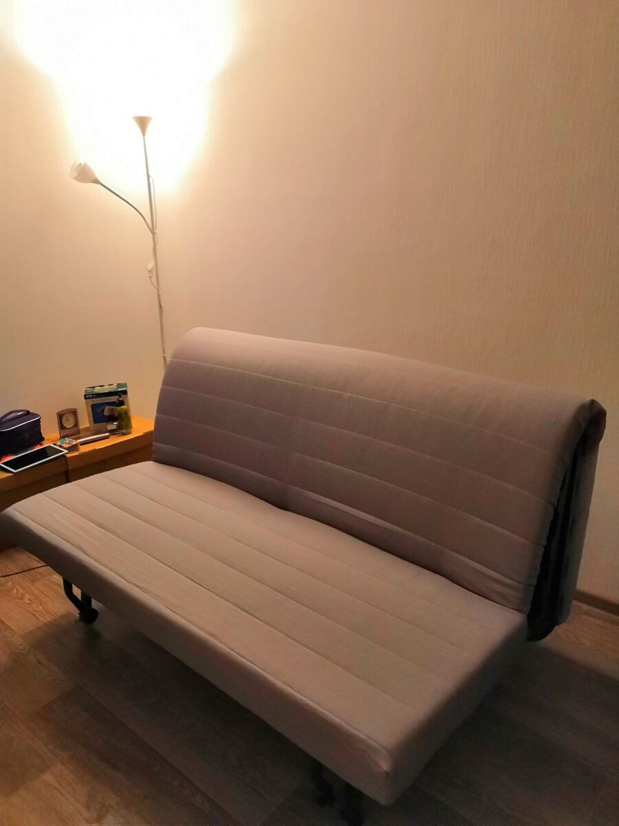 Для сна купила в Икеа такой диван - комфортный как спальное место, но дико неудобный в собранном виде. 