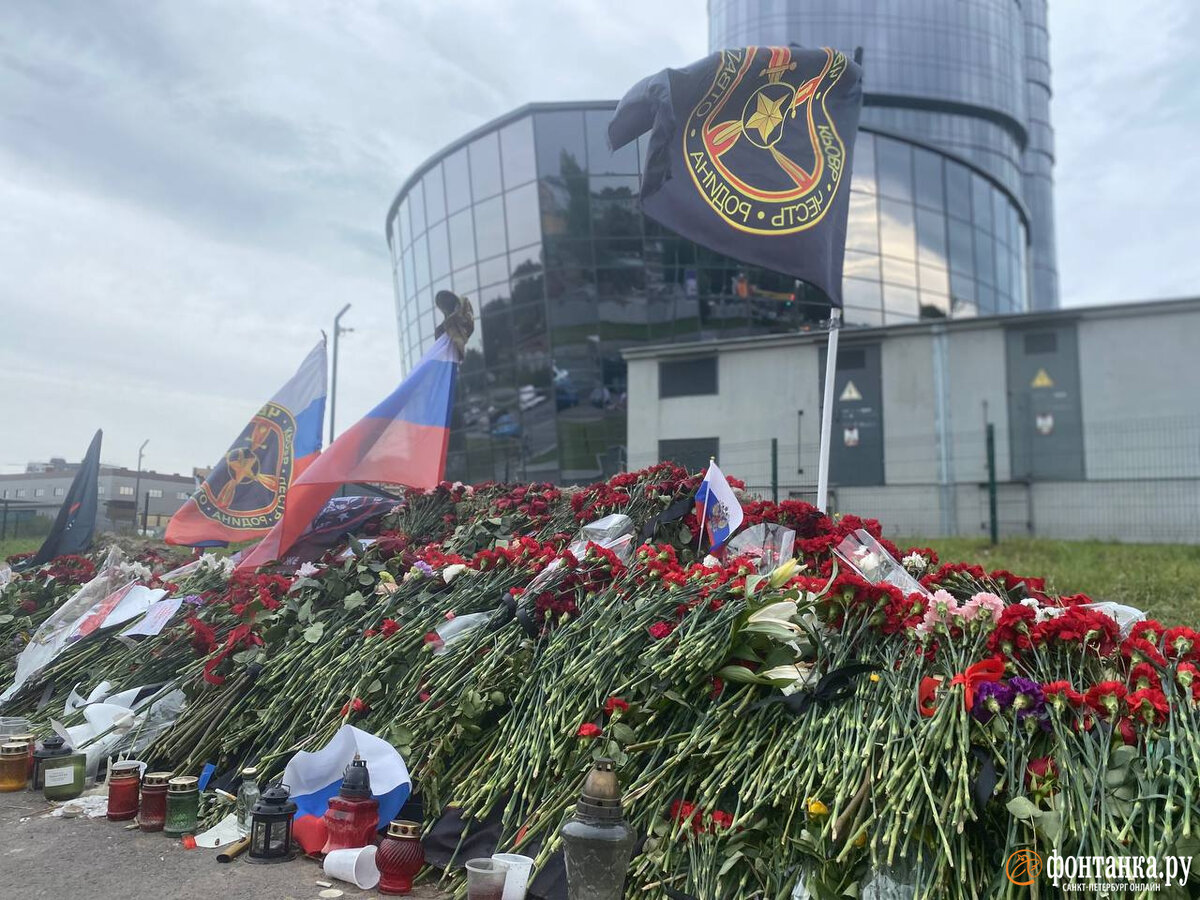 В Петербурге у бывшего «ЧВК Вагнер Центра» на Зольной улице пятый день  растут горы гвоздик в память о Евгении Пригожине. Читайте на 