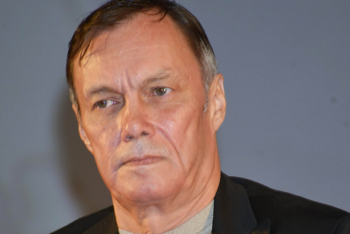     «Упал на улице»: актер фильма «Богиня: как я полюбила» и переводчик Василий Горчаков попал в больницу с переломом плеча