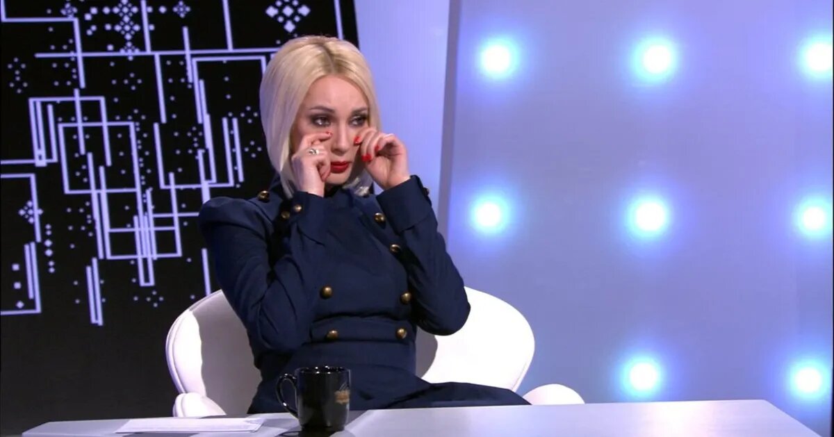 Телеведущая не смогла сдержать слез, слушая Романа. Фото: кадр из видео