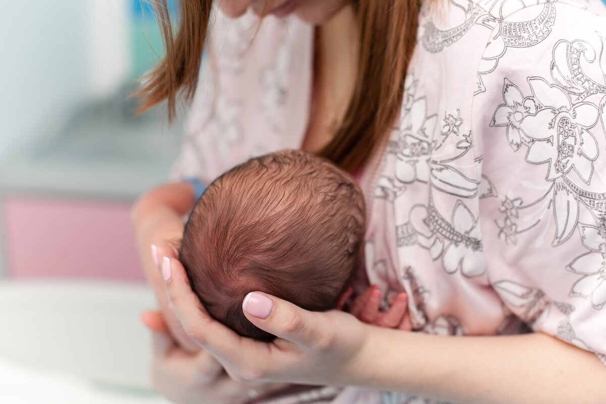 После родов тренироваться сразу НЕЛЬЗЯ! Не качаем пресс! Иначе можно закачать мышцы, до того как сошелся диастаз и животик так и останется округлым...