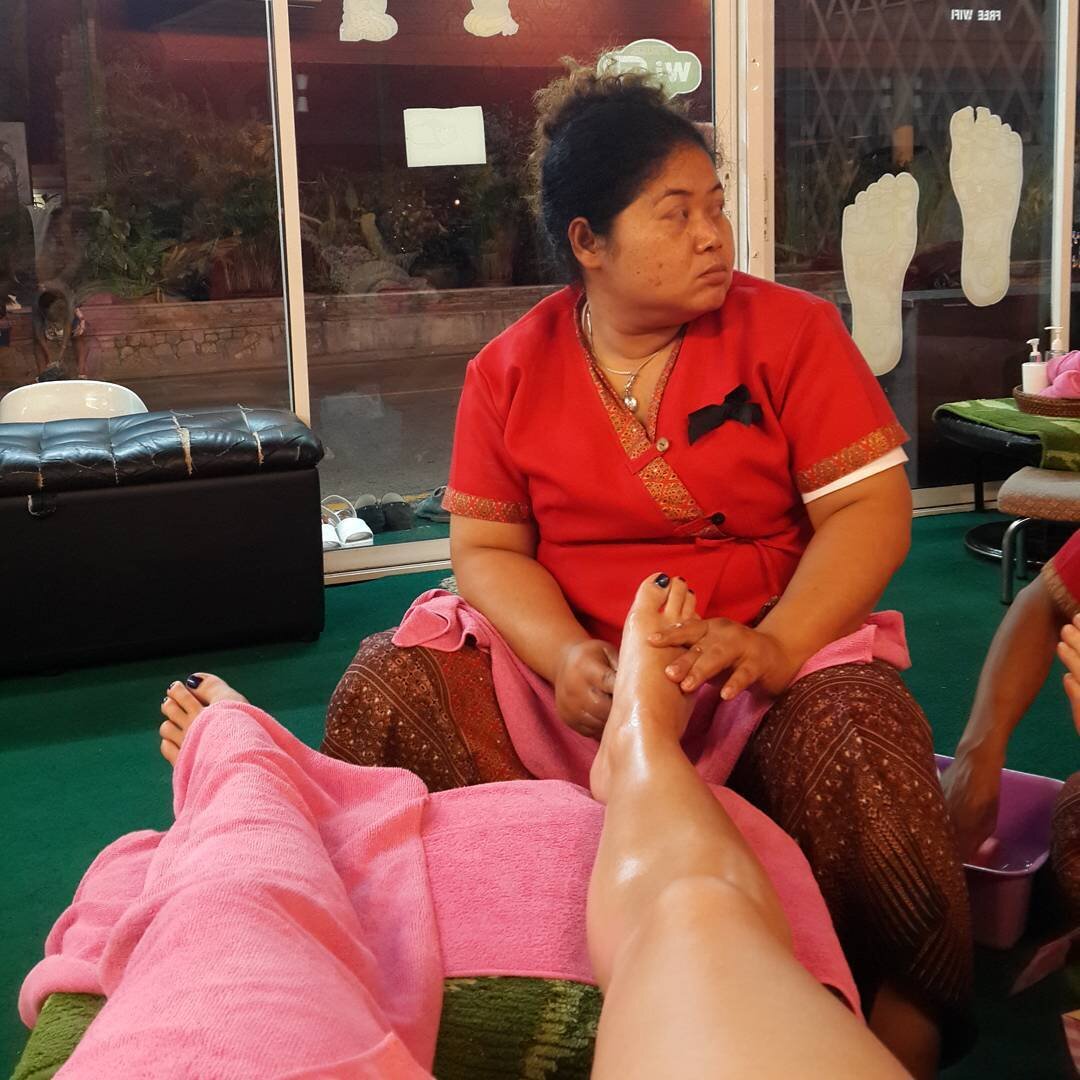 Спа на берегу. Массажный салон в тайланде. Спа отель массаж. Тайланд массаж на пляже. Тайский спа.