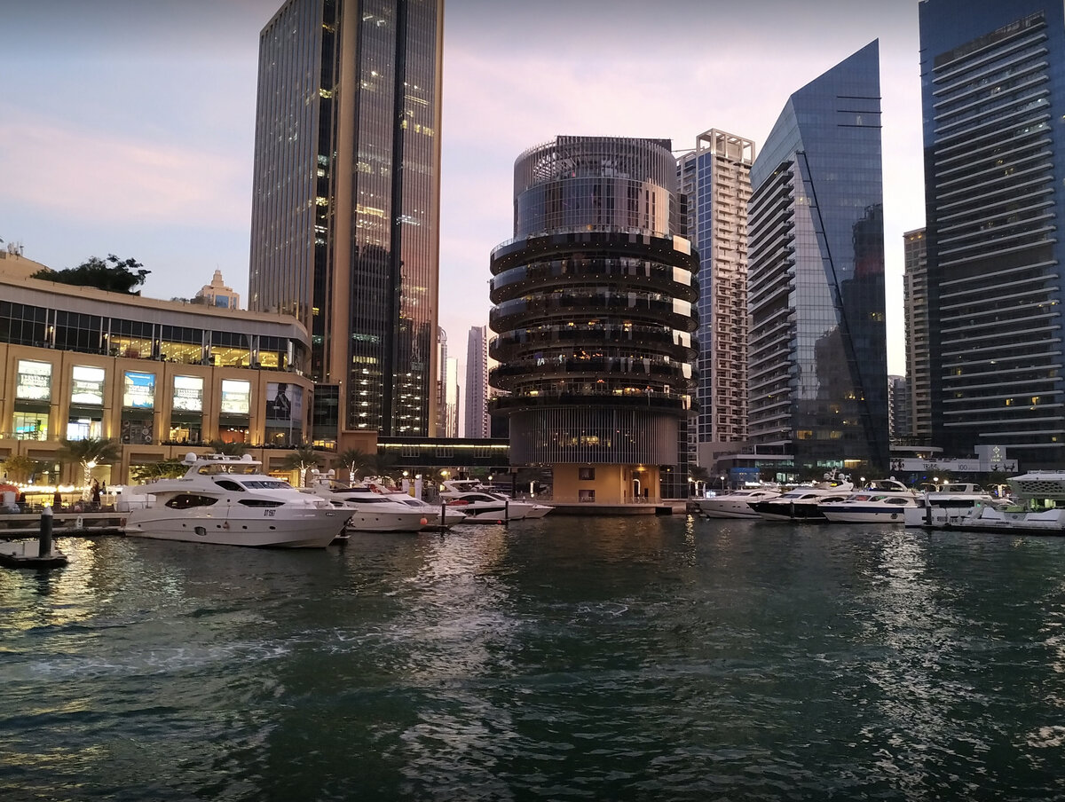 Фото с прогулочного корабля в районе Дубай-Марина