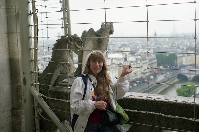 Елена Чудинова на Нотр-Дам-де-Пари. Фото из архива Е. Чудиновой 