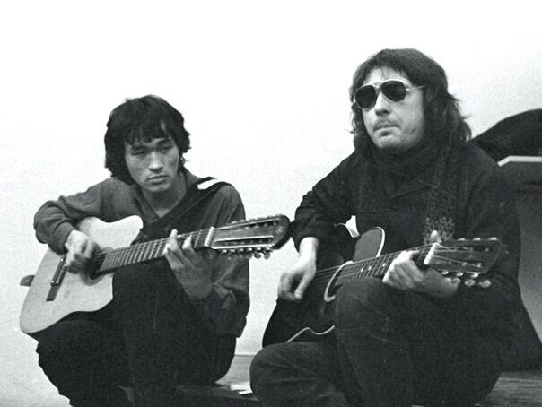 Виктор Цой и Майк Науменко на концерте в Свердловске. Фото из сообщества Виктора Цоя ВКонтакте