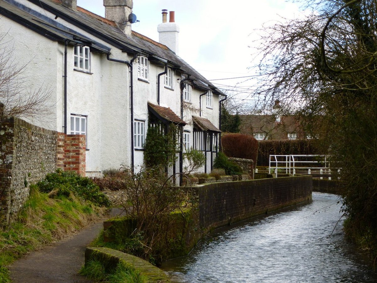 Звукоизоляция и обеспечение безопасности заняли большую часть ремонтного бюджета. Недалеко от Фрогмор-коттеджа - аэропорт Хитроу и здесь постоянно пролетают самолеты. Поклонники удивляются: "Как малыш Арчи может спать в таком шуме?"