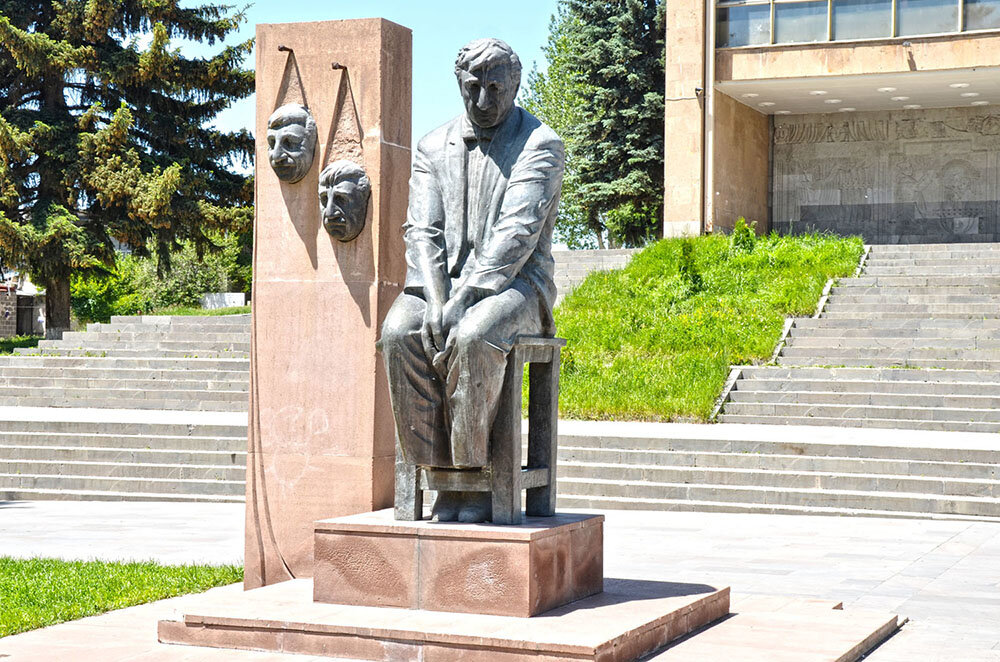 Памятник Фрунзику Мкртчяну напротив Гюмрийского государственного драматического театра имени Вардана Аджемяна ǁ fototerra.ru