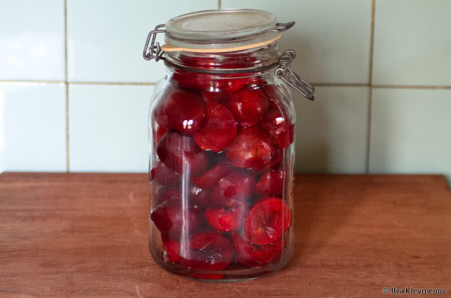 2. Сливы порезал на две части и вынул кости.

