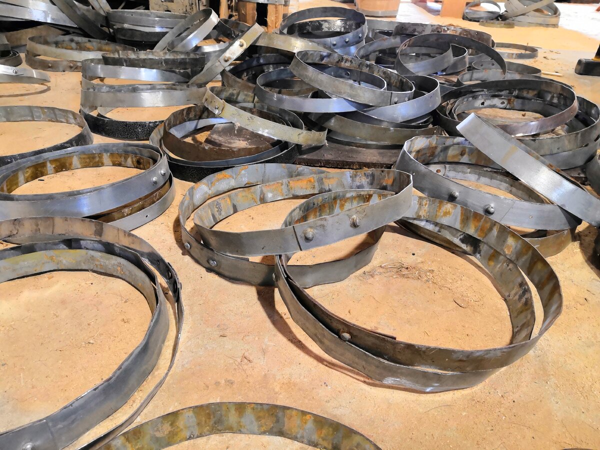 С виду куча старых ржавых колец, но в умелых руках - неотъемлый инструмент бондаря