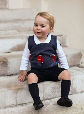 Третий в линии наследников британского трона вместе с короной может получить гораздо больше, чем просто власть. К Маленькому Георгу перейдут активы общей стоимостью один миллиард долларов, и это только со стороны его отца!А если Георг не сможет стать монархом , то он все равно будет получать £ 400 миллионов дохода из государственной казны                                                                                                                                      