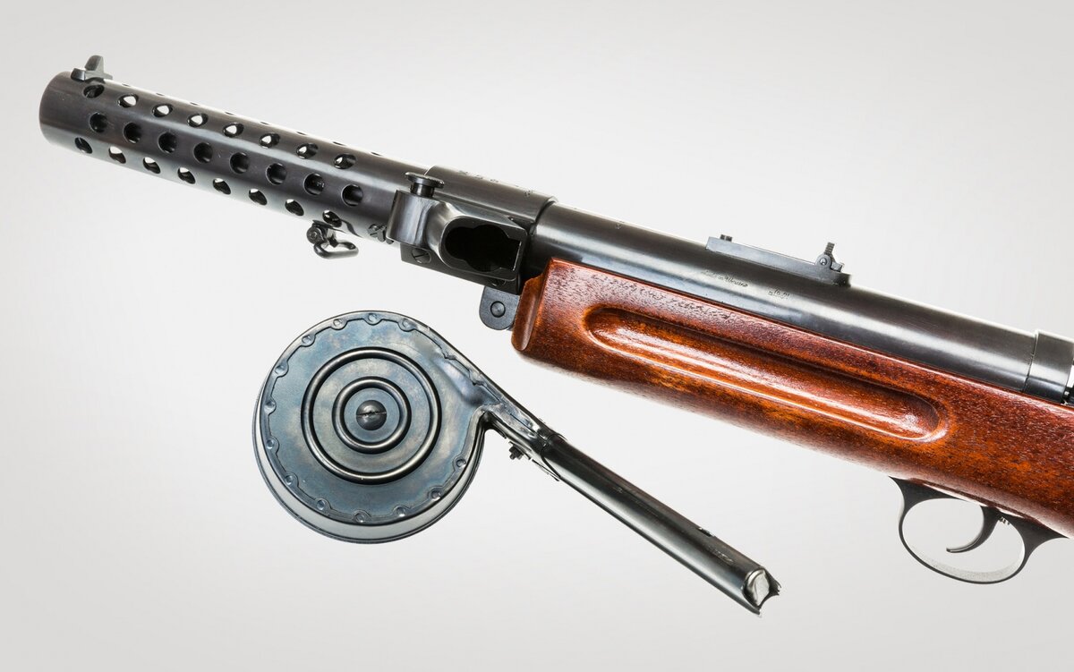 В ранних версиях была обойма напоминающие по форме улитку, за что получила данную кличку. В MP 28 улитка была заменена.