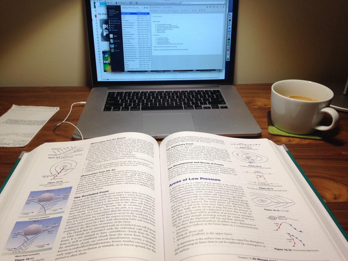 Так выглядят вечера пилота-студента. Учитывая, что я каждый будний день был до пяти вечера на работе 😝