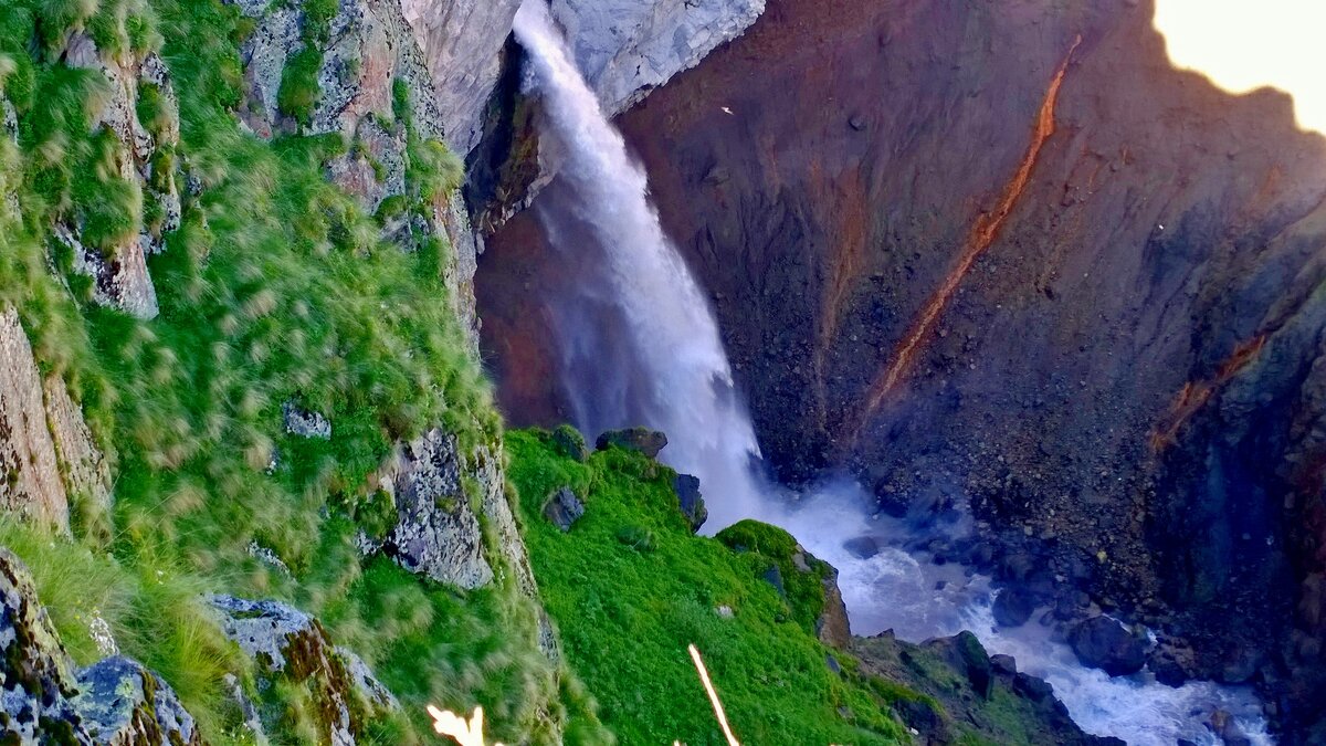 Загадки водопадов. Водопад Джилы Су. Джил-Су Приэльбрусье водопад. Водопады урочища Джилы Су.