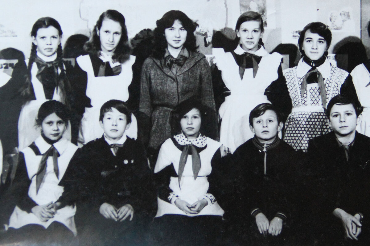 Мама со своими ребятами в первый год работы в школе 1981/82