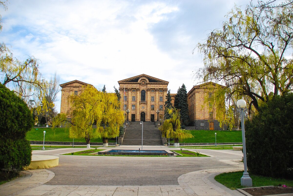 Национальное собрание и сквер