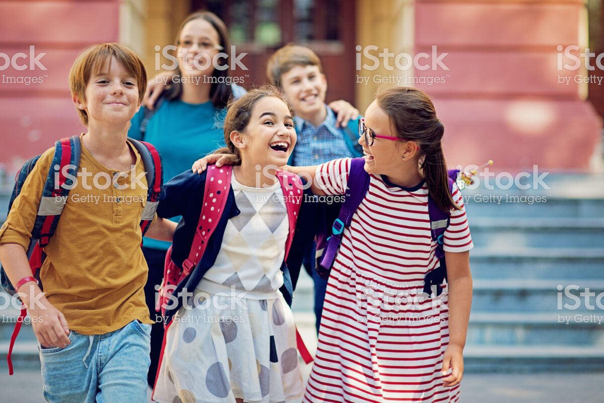 https://www.istockphoto.com/ru/%D1%84%D0%BE%D1%82%D0%BE/school-children-are-walking-at-the-front-of-the-school-and-make-fun-together-gm1040037478-278440590
