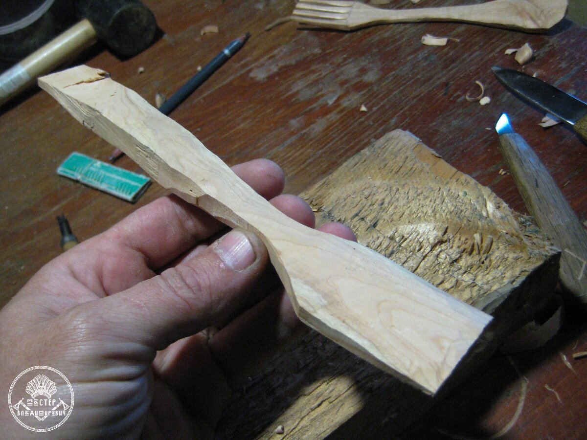 Убрал множество дефектов на дереве и подготовил баклушу 