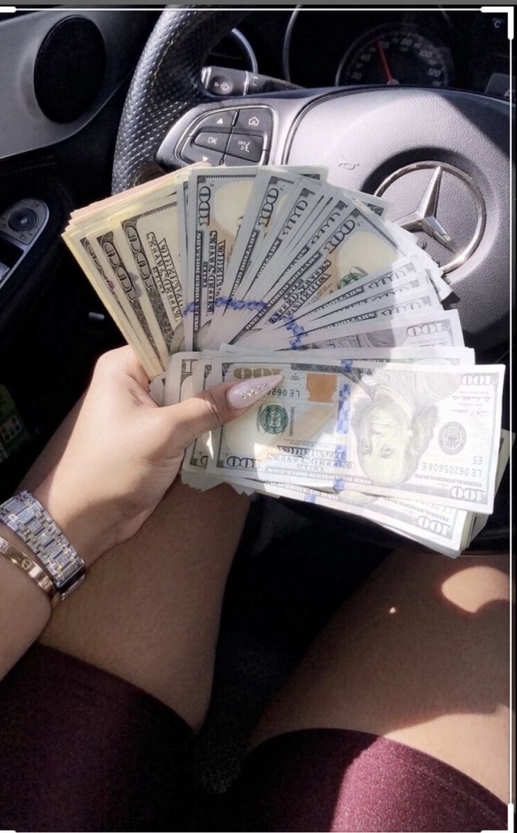 Продолжить тему занятий в декрете, хочу не просто так😏

Знаете же о таком прекрасном занятии, как тратить деньги🤩

На себя любимую💃🏻
На любимых деток 👧🏻👦🏻
На родных людей 👨🏻‍🦳👵🏻
На мужа в конце концов😛👨🏻‍💻

А как на счёт заработка денег в декрете?

Слышали наверно уже сто тысяч раз об этом⁉️

Только вот основные предложения о заработке «для мамочек в декрете» в основном ложные🙅🏻‍♀️

На самом деле я не расскажу вам о секретном месте, где мамочкам раздают денежки, потому что я сама ищу как же начать зарабатывать сидя дома со своими малышами🙋🏻‍♀️


У меня есть пару знакомых девочек, которые зарабатывают дома, кто-то перепродаёт франшизу, кто-то торгует вещами, кто-то занимается сетевым (орифлэйм,эйвон и т д)

Я не занимаюсь этим, лишь потому что, считаю, что человек должен любить свой род деятельности, работа не должна быть работой, есть такое прекрасное выражение: « ваша работа должна быть такой, чтобы вы хотели работать даже бесплатно» , 
я например обожаю общаться с людьми, быть полезной для кого-то, люблю писать и рассказывать о своей жизни и своём опыте, тут как раз для заработка подходит Личный Блог♥️

Я вкладываю душу в каждый написанный пост, в каждое слово, в каждый смайлик☘️

Может и вы поделитесь своим способом заработка если таковой у вас имеется конечно🤗 