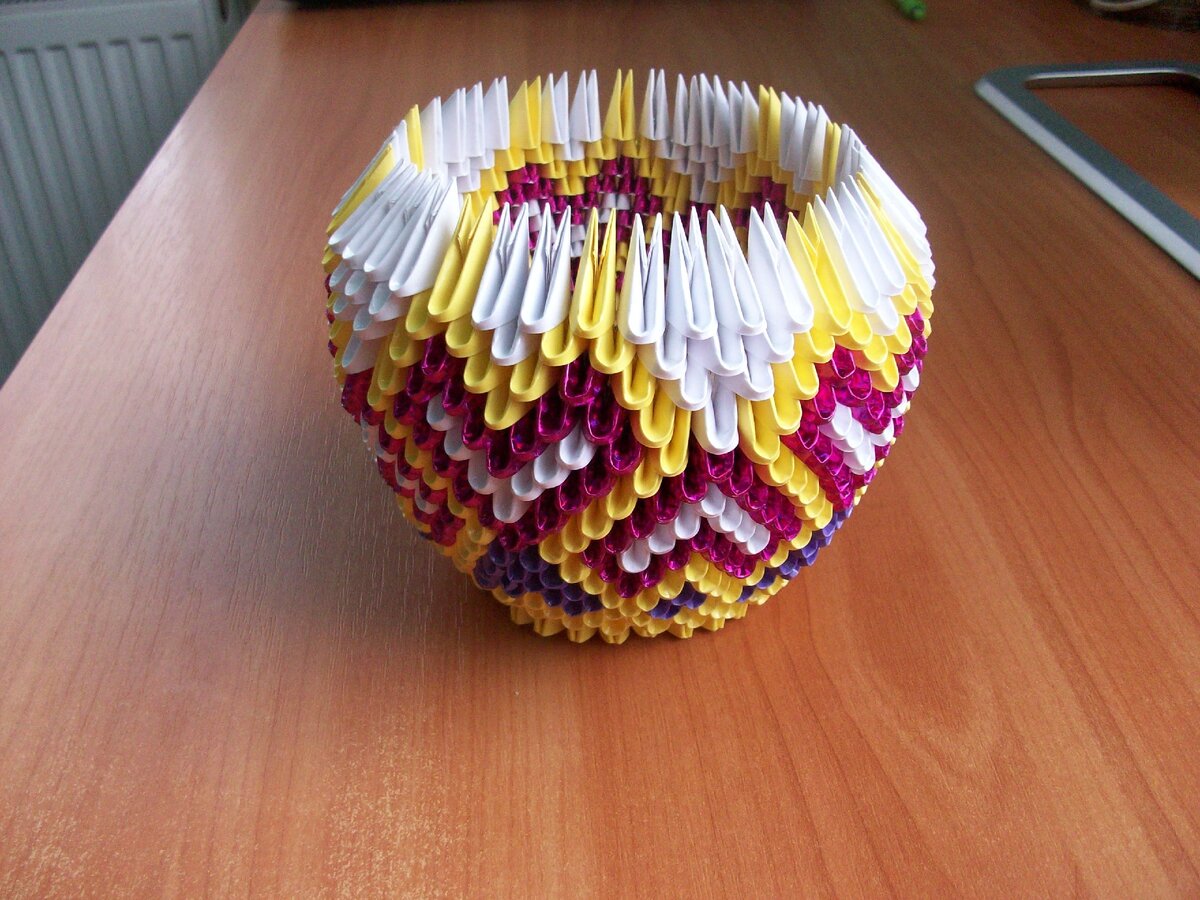 Модули я проклеиваю скотчем - прозрачным или блестящим, так что на вид сразу и не скажешь, что оно из бумаги. Некоторые спрашивают, где я покупаю пластик...