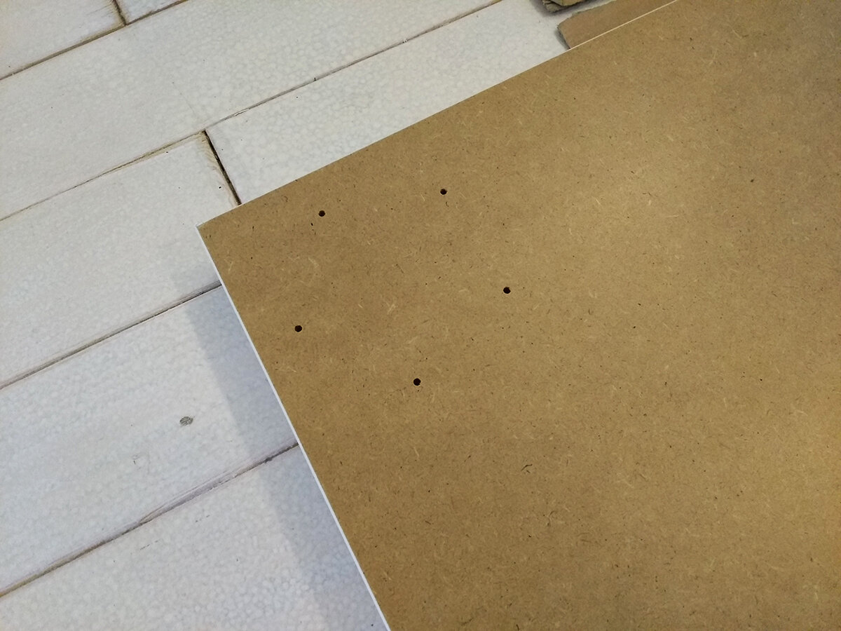 Отметки (дырки) для ножек.