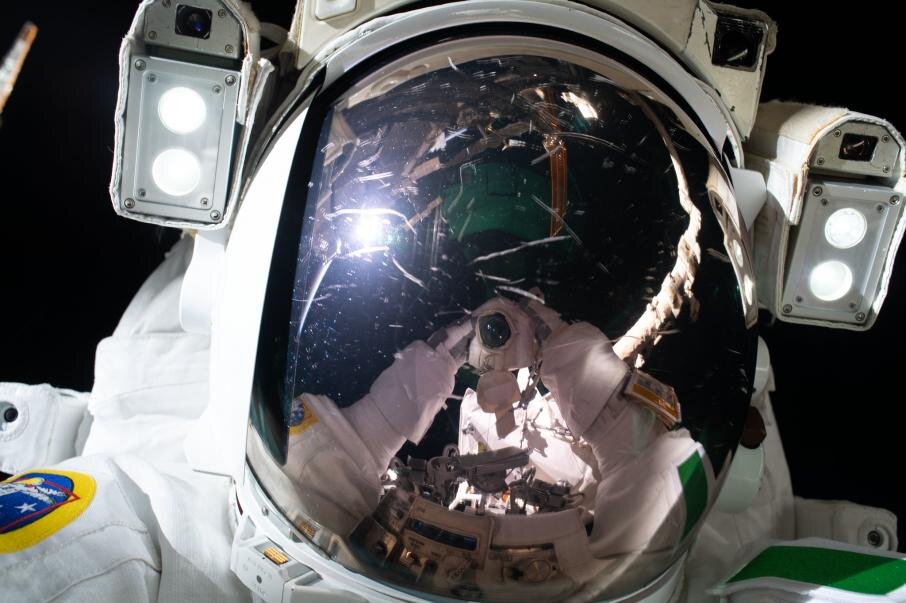 ESA astronaut Luca Parmitano takes a "space-selfie" NASA / Flickr.com