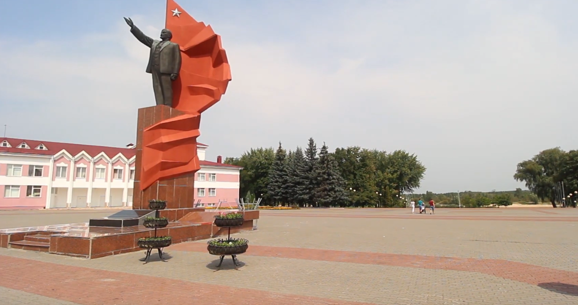 Угадайте, в честь кого названа главная площадь?