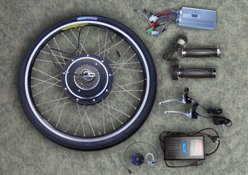 «Начнем с того, что на рынке имеются серийные мотор-колеса с разными мощностями, начиная от 150 Вт, установка которых волшебным образом превращает обычный велик в электровелосипед, – говорит Яшин. – Минус, о котором обычно умалчивают, заключается в том, что само по себе мотор-колесо неприятно тормозит, когда выключено, и человек едет на педалях. Проще всего сделать гибрид. Для этого необходимо установить специальный датчик на каретку. В этом случае мотор-колесо будет крутиться лишь тогда, когда вы крутите педали, правда с минимальными усилиями. Фактически – без всякого напряжения».