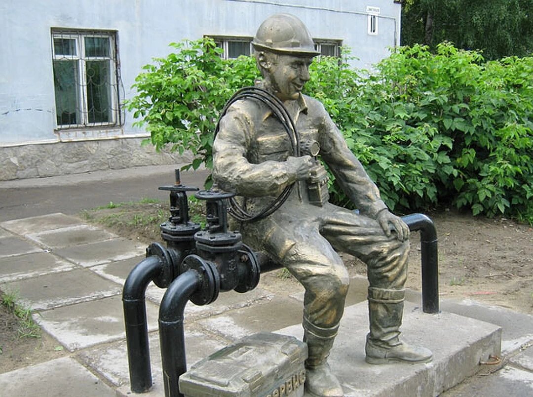 Скульптуры во владимире. Памятник кинокамера на мосфильме. Памятник дворнику томск. Аптекарская набережная памятник менеджеру. Памятник человеку.