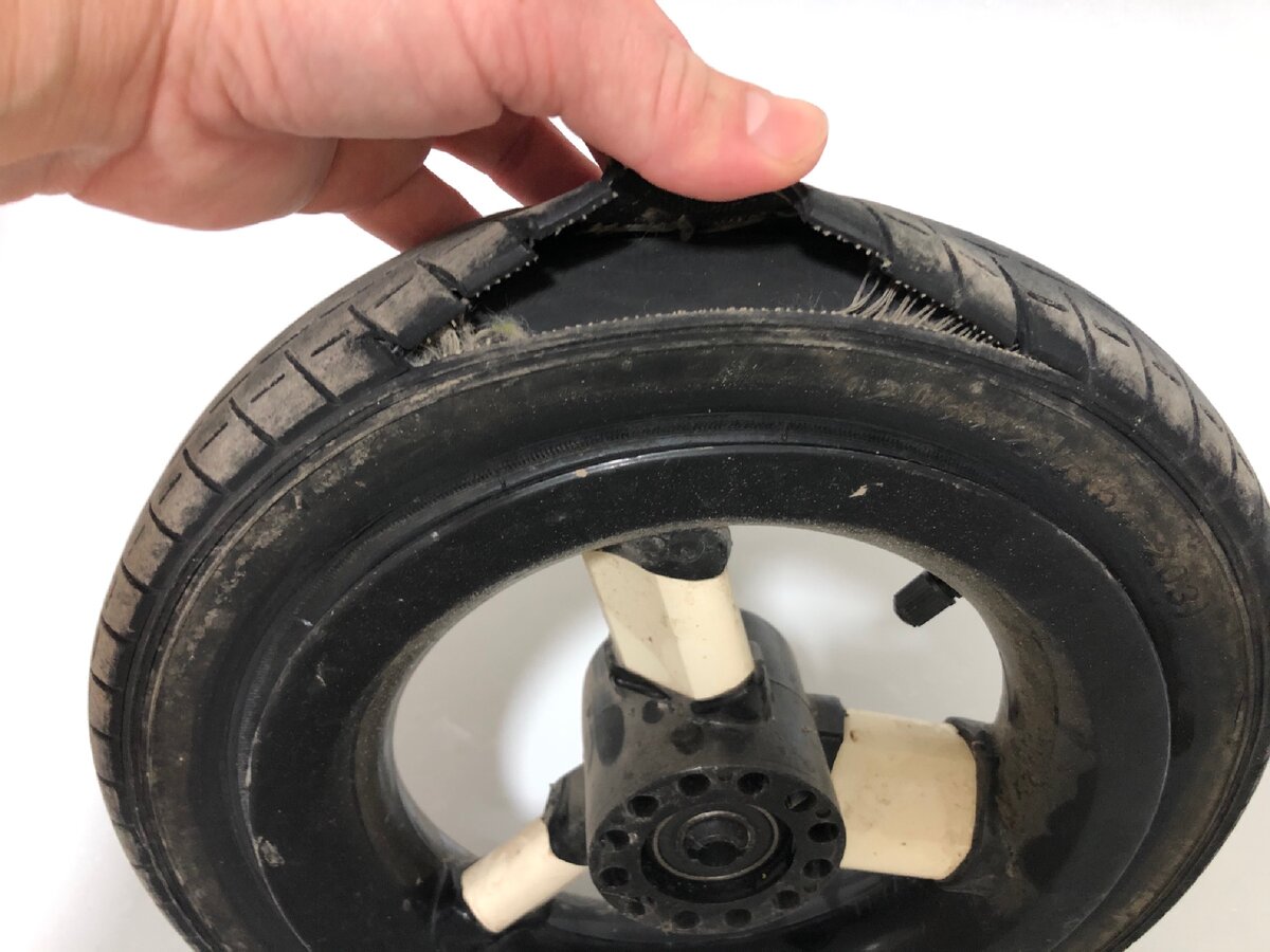 Вот так прохудилась покрышка на колесе, так называемая летняя резина. 