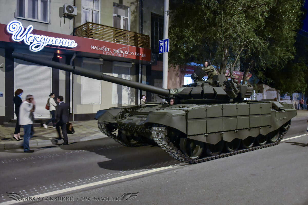 Модернизированный Т-72, ночное фото, ул. Советская, 3/5/17г.