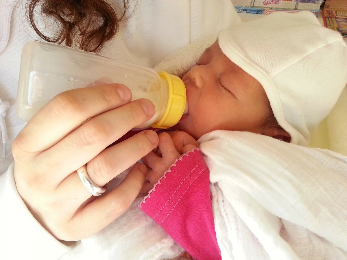 Источник изображения: https://pixabay.com/ru/photos/baby-бутылки-сосать-кормить-мать-105063/