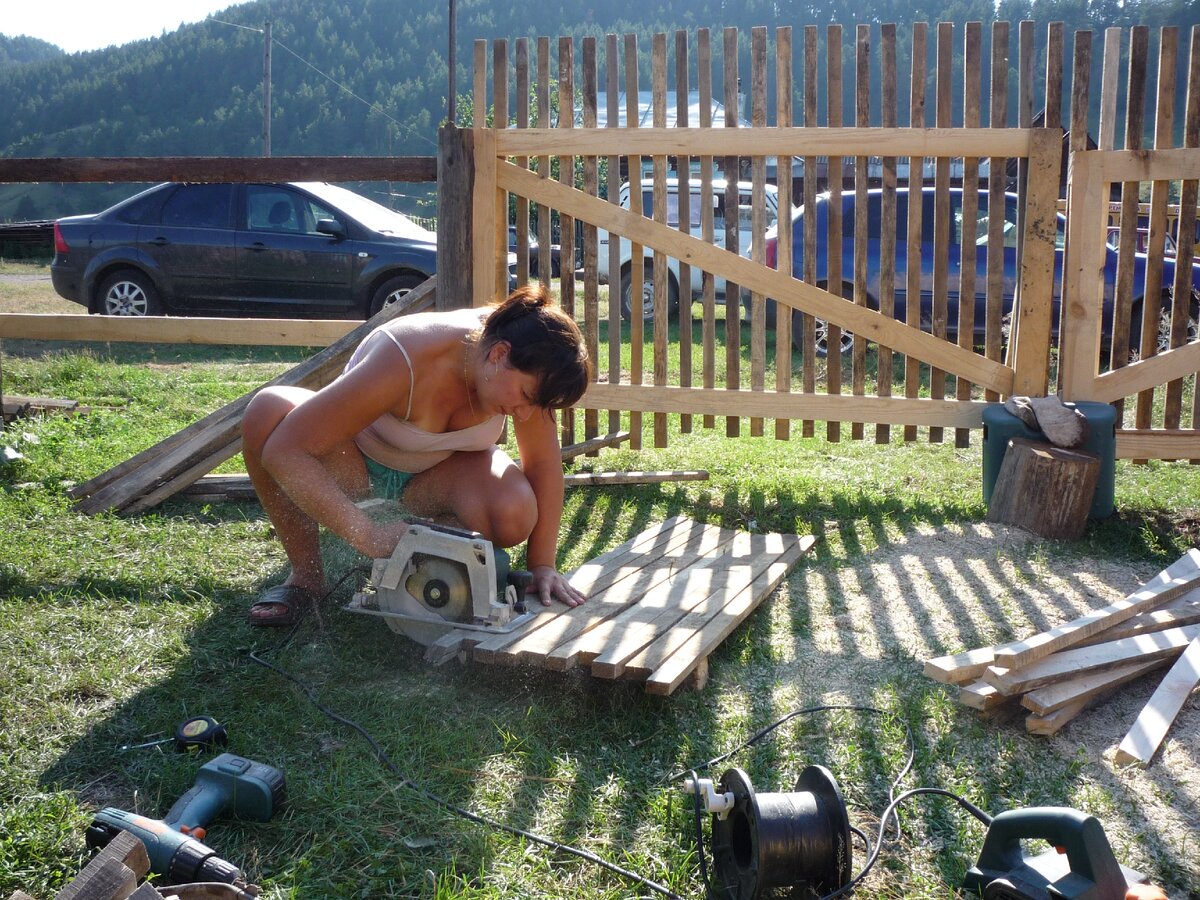 Как раз видны наши обе любимые машинки, и я с любимой циркулярной