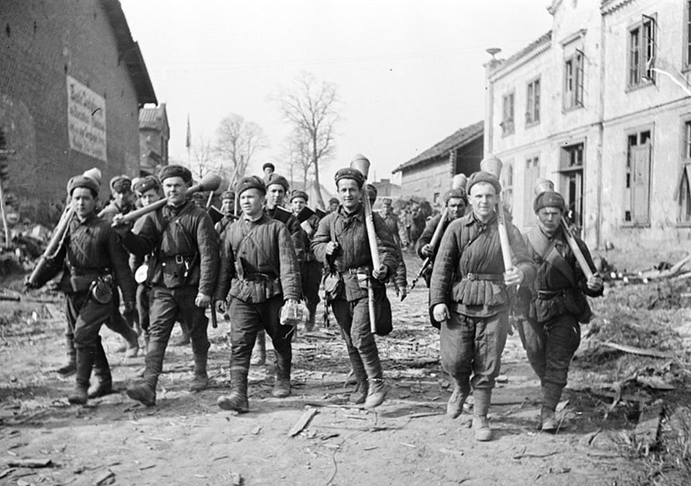 Советские бойцы с трофейными фаустпатронами в Восточной Пруссии, март 1945 года. Фото: waralbum.ru