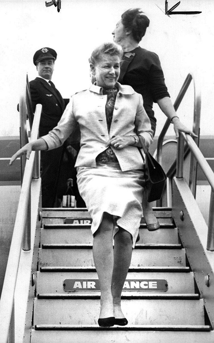 Министр культуры СССР (1960-1974 гг.)  Екатерина Алексеевна Фурцева.  Пожалуйста, листайте галерею, используя стрелочку справа.