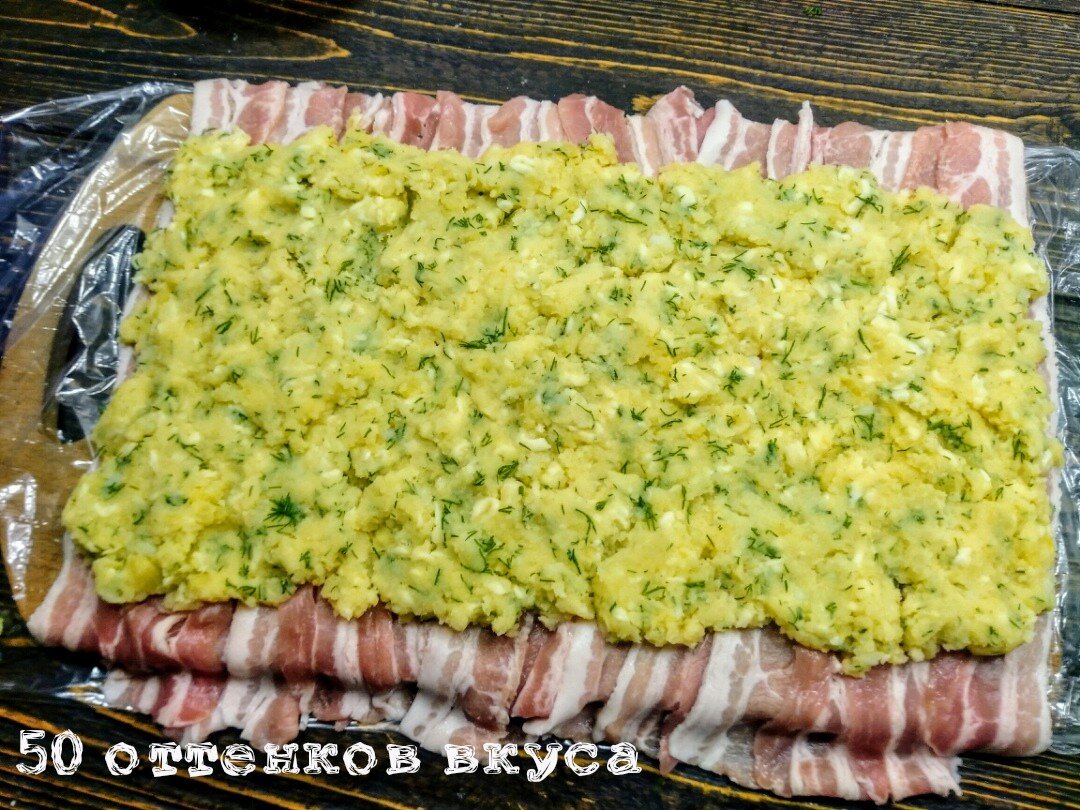 Картофельный рулет в беконе с начинкой из грибов и овощей.