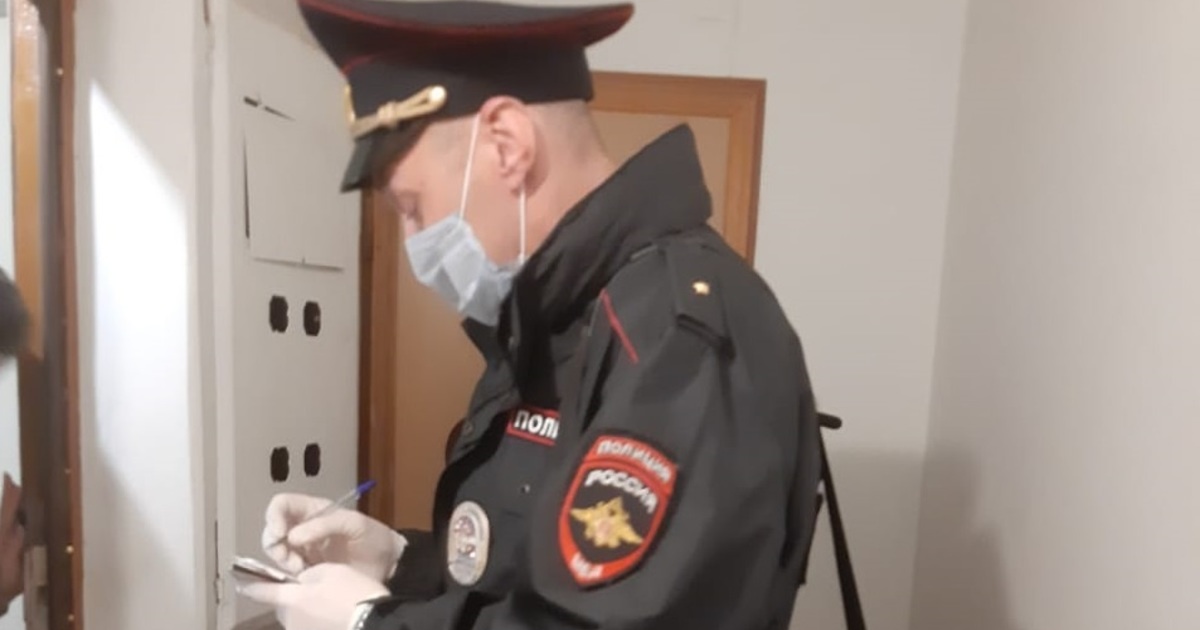 Полицейский проверяет жителей на карантине (фото из сайта novostivolgograda.ru).