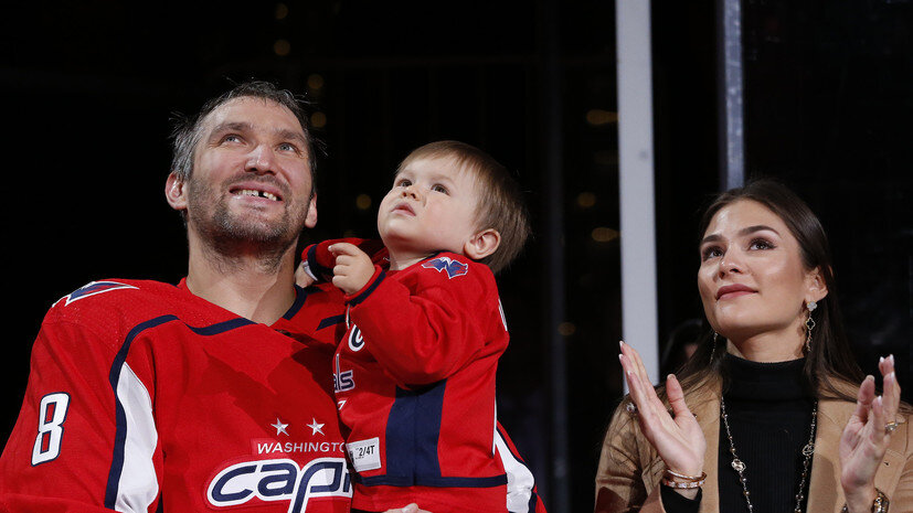 Российский хоккеист Александр Овечкин, как и другие звёзды мирового спорта, во время пандемии коронавируса находится в самоизоляции. Тем не менее за последнее время он успел сняться в новом клипе Ольги Бузовой, попасть на обложку модного журнала и рассказать о своём сыне.