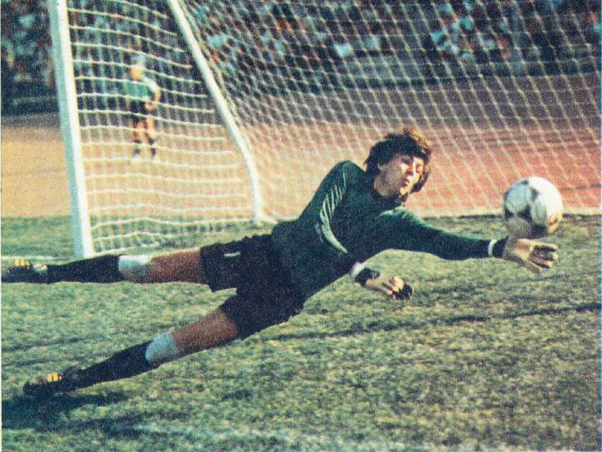 Сборную СССР по футболу, московский «Спартак» трудно сегодня представить без Рината Дасаева — бесспорного вратаря номер один последних лет. Фото В. ГАНЧУКА