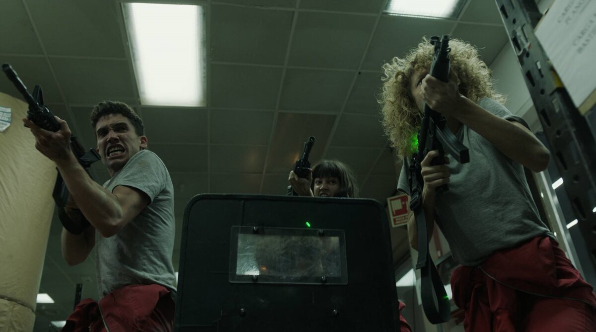 ДЕНВЕР (Хайме Лорэнте), ТОКИО (Урсула Корберо) и Моника Гастамбида (Эстер Асебо). "Бумажный дом" (Испания, Antena 3)