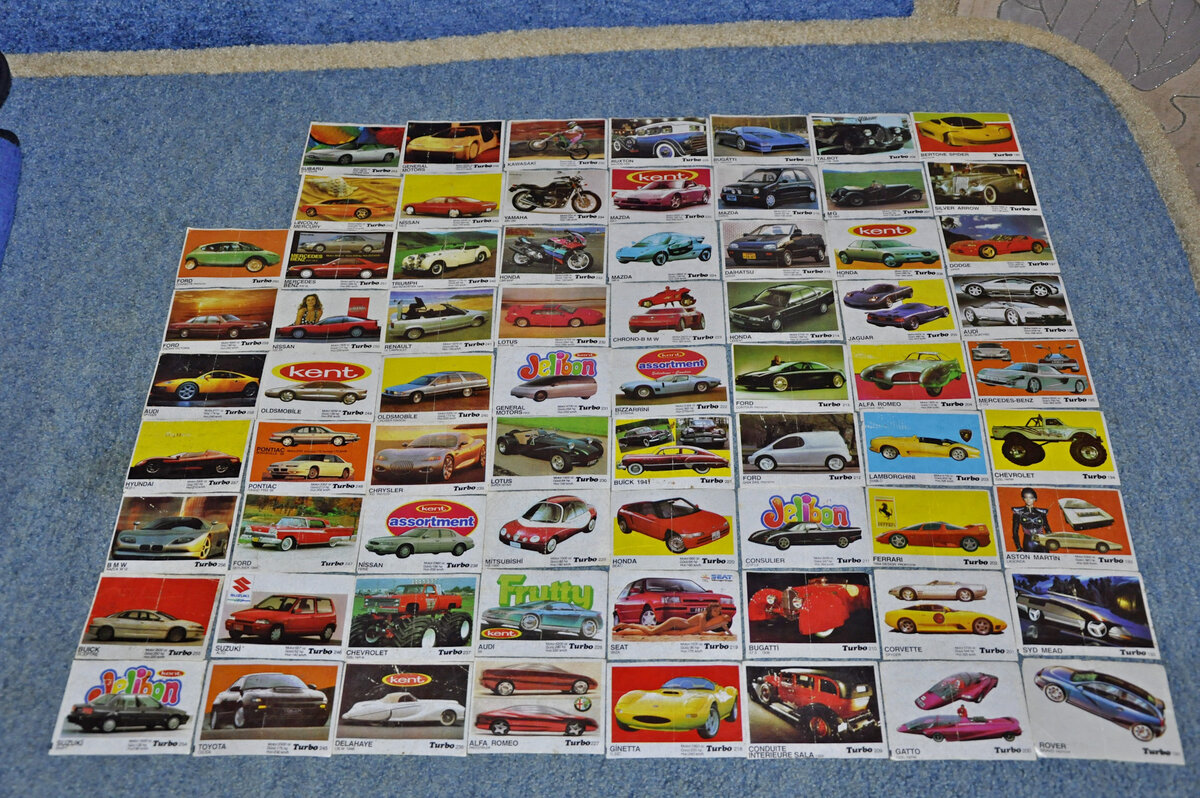 Turbo Кто не помнит эту легендарную жевательную резинку? Главной фишкой, помимо прекрасного фруктового вкуса, у этой жевательной резинки был вкладыш. На нем были изображены автомобили и мотоциклы. Несмотря на столь мальчишескую тематику, такие вкладыши коллекционировали даже девочки. Серия жевательных резинок Турбо имела 3 вида: Turbo Super — вкладыши с современными автомобилями и мотоциклами; Turbo Classic — с ретро автомобилями и мотоциклами; Turbo Sport — со спортивными автомобилями и мотоциклами. Каждый вкладыш из серии имел свой номер, что существенно облегчало сбор коллекции. Повторными вкладышами детвора активно обменивалась.