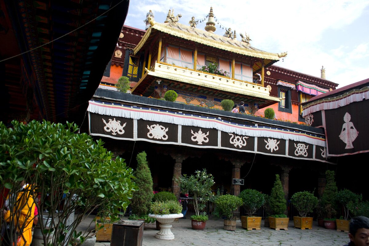 Внутренний двор Джоканга, 2011