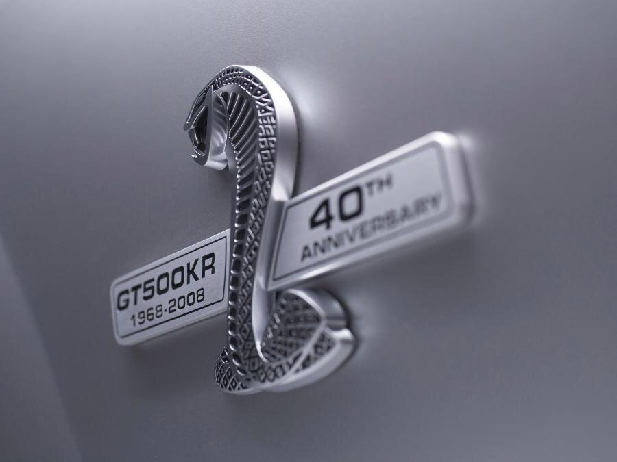 Логотип 2008 Ford Mustang Shelby GT500 KR "40th Anniversary". Фото с yandex.ru