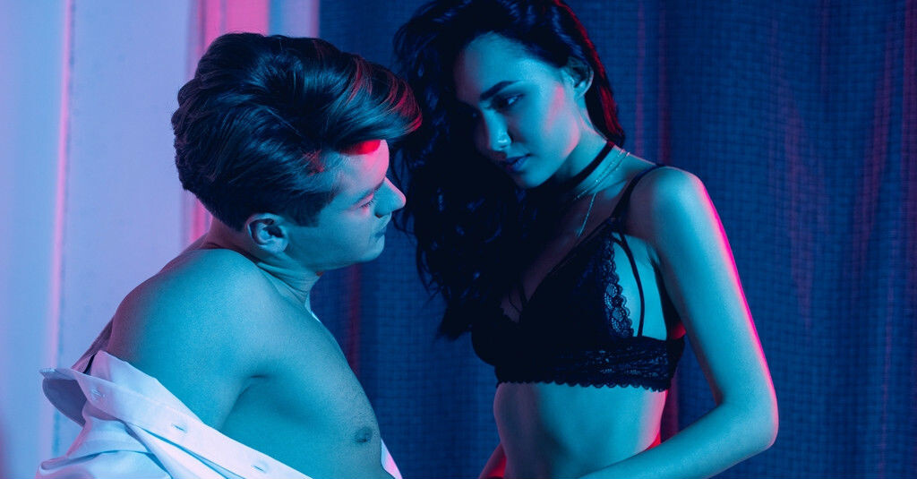 Не секрет, что проблемы с потенцией затрагивают все большее число мужчин и появляются во все более молодом возрасте. Абстрактная идея статистических данных меняется, когда мы думаем, что каждый четвертый или пятый мужчина, которого мы проходим на работе или на улице, испытывал или испытывает сексуальную дисфункцию. Есть много причин для такого положения вещей, но (помимо здоровья или связанных с возрастом) основными наиболее часто упоминаемыми являются современный темп жизни, превышение рабочих обязанностей и повсеместная пропаганда успеха. Добавьте к этому культурные и исторические коннотации мужских ролей и функций и глубоко укоренившийся патриархальный партнер, который не позволяет проявить слабость. Нетрудно представить, как чувствует себя обремененный человек, вынужденный противостоять таким нереальным ожиданиям со стороны окружающей среды. Ситуация современных мужчин действительно сложная - психическое напряжение, стресс и постоянное давление превращаются в физическую работоспособность, включая деликатные механизмы эрекции. Результатом является невозможность получить эрекцию или эрекцию, которая слишком  коротка, что не позволяет выполнять полноценные крупные планы. Проблемы потенции часто становятся основой глубокого личностного кризиса, когда человек испытывает чувство неполноценности даже если другие планы его жизни удовлетворительны.